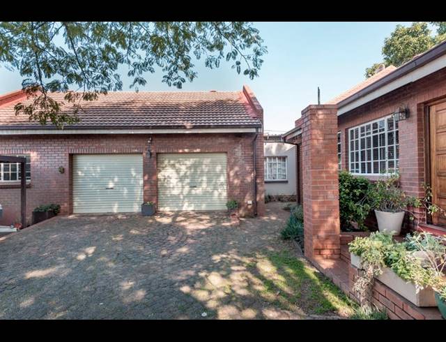 4 BEDROOM HOUSE FOR SALE IN SOUTH KENSINGTON